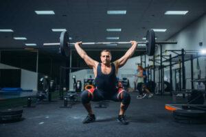 Powerlifter doing snatches in powerlifting gym